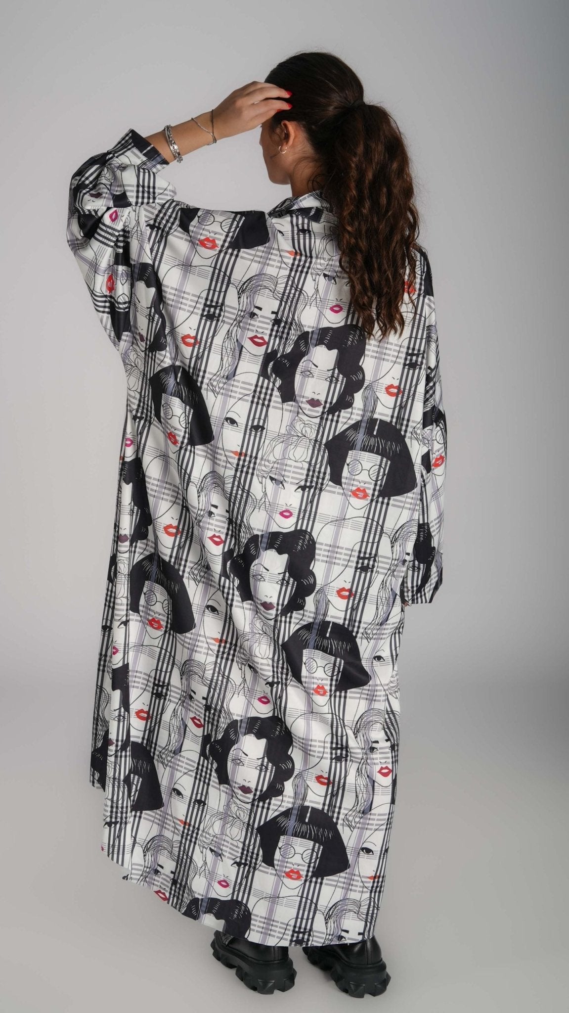 White & Black Newspaper Lip Print Oversized Shirt - WaedLine